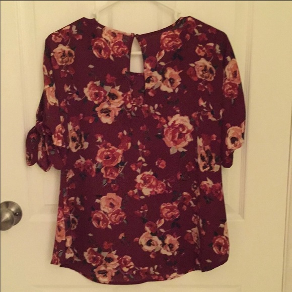 🌻 2/$15 Floral Top with Tied Sleeves - Picture 2 of 3